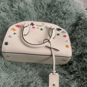 Almost  like new kate spade hand bag very beautiful.